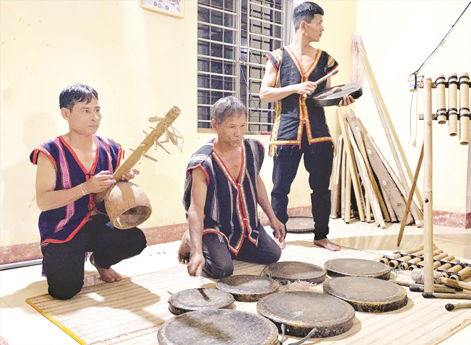 Người có uy tín Đinh Thanh Sơn (giữa) góp phần bảo tồn, phát huy bản sắc văn hóa dân tộc ở vùng đồng bào DTTS ở Quảng Ngãi.