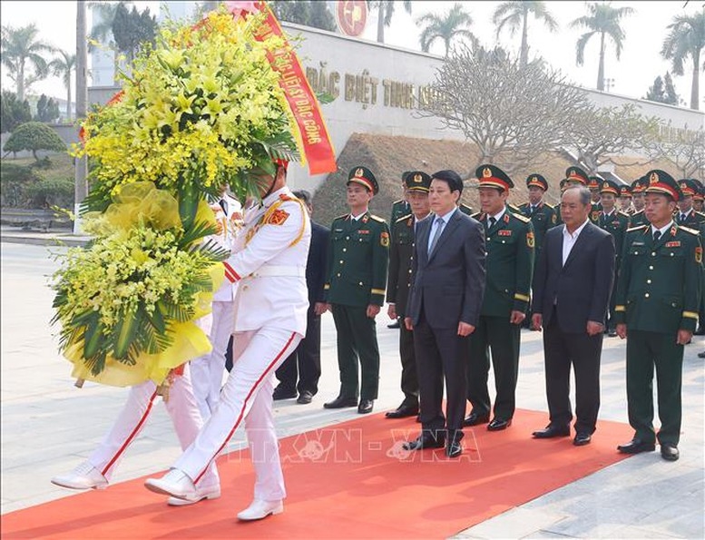 Chủ tịch nước Lương Cường dâng hoa tưởng niệm các Anh hùng liệt sĩ. Ảnh: TTXVN