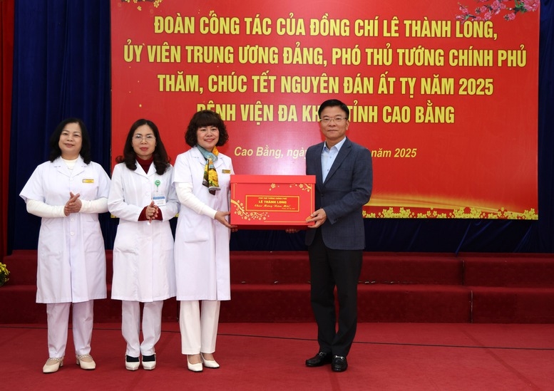 Phó Thủ tướng Lê Thành Long thăm, tặng quà cho cán bộ, y bác sĩ tại Bệnh viện Đa khoa tỉnh Cao Bằng - Ảnh: VGP/Đức Tuân