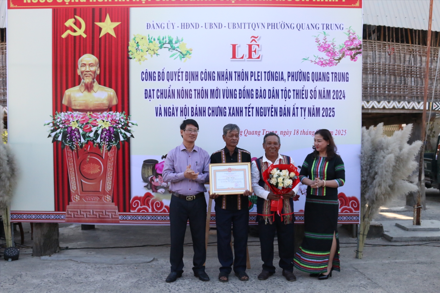 Nhân dân làng Plei Tơngia, phường Quang Trung, Tp. Kon Tum đón nhận Quyết định công nhận làng đạt chuẩn nông thôn mới vùng đồng bào DTTS