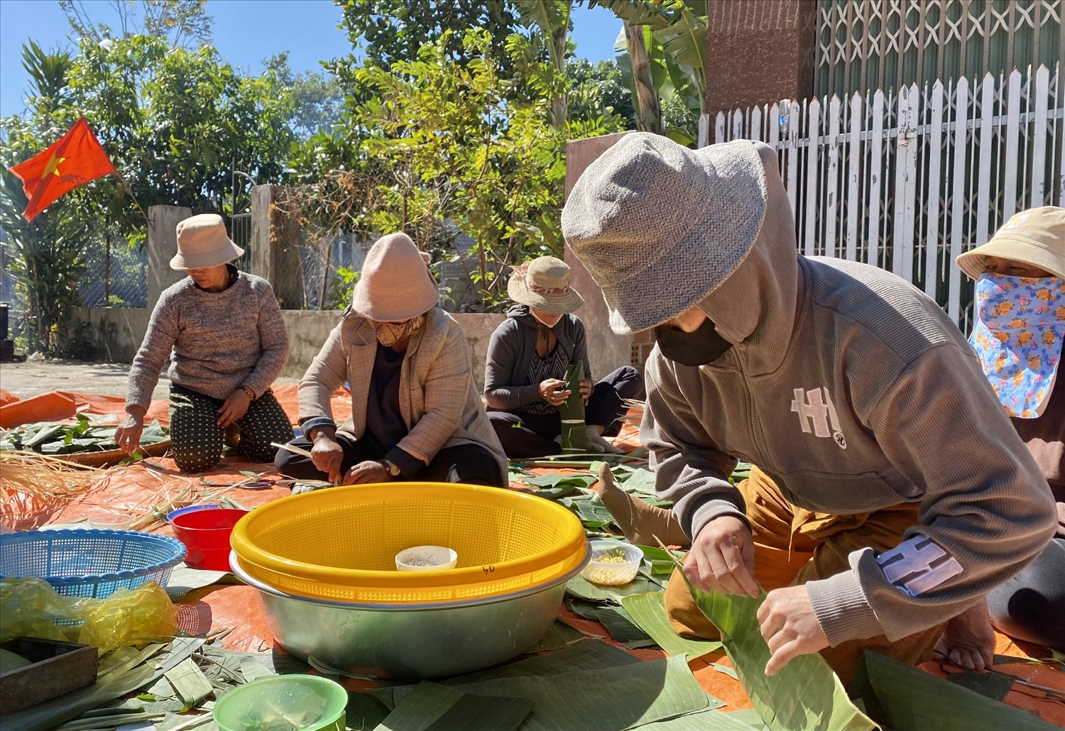 Dân làng Plei Tơngia, phường Quang Trung, Tp. Kon Tum tham gia gói bánh chưng xanh 