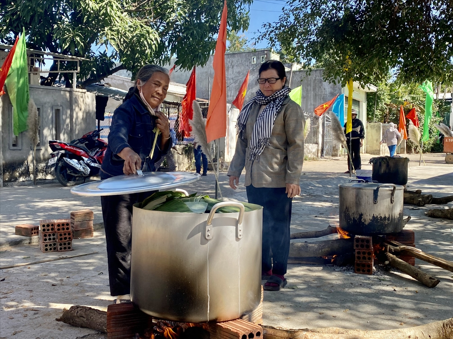 Bánh chưng sau khi được nấu chín sẽ được phát cho từng hộ gia đình trong làng 