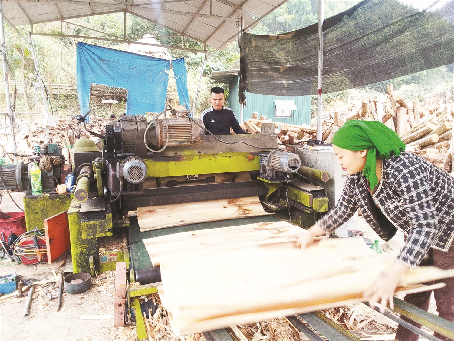  Anh Lương Văn Quân, chủ xưởng ván bóc đang chạy máy cho ra sản phẩm gỗ ván bóc.