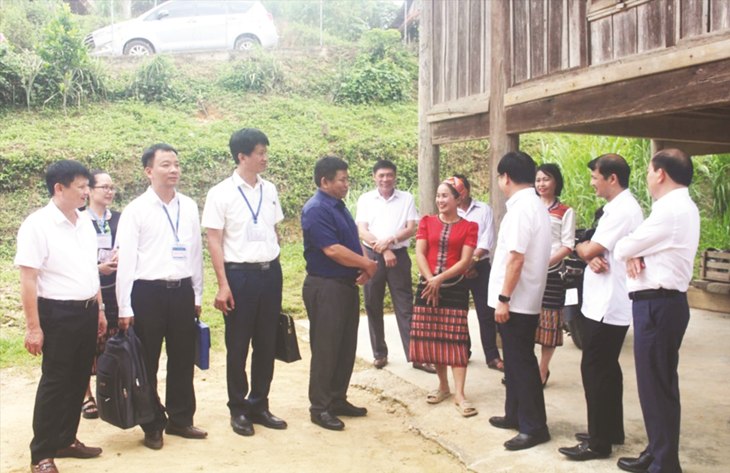 Thứ trưởng, Phó Chủ nhiệm Ủy ban Dân tộc Y Thông giám sát thu thập thông tin tại hộ dân sau Lễ ra quân Điều tra, thu thập thông tin về thực trạng kinh tế - xã hội của 53 dân tộc thiểu số năm 2024 tại tỉnh Nghệ An