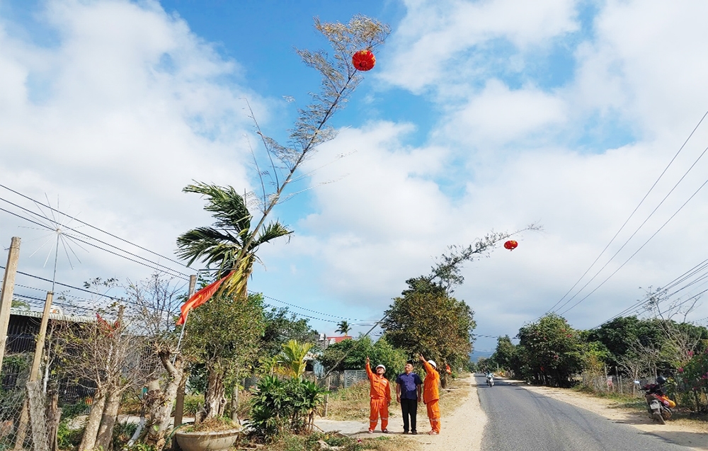 Công nhân Điện lực Kon Rẫy tuyên truyền an toàn điện khi người dân dựng cây nêu để ngăn ngừa sự cố, tai nạn điện