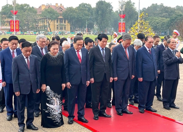 Đoàn đại biểu lãnh đạo Đảng và Nhà nhà nước bày tỏ lòng thành kính tưởng nhớ công lao to lớn của Chủ tịch Hồ Chí Minh, Lãnh tụ vĩ đại, người thầy kính yêu của Đảng và dân tộc ta - Ảnh: VGP/Nguyễn Hoàng