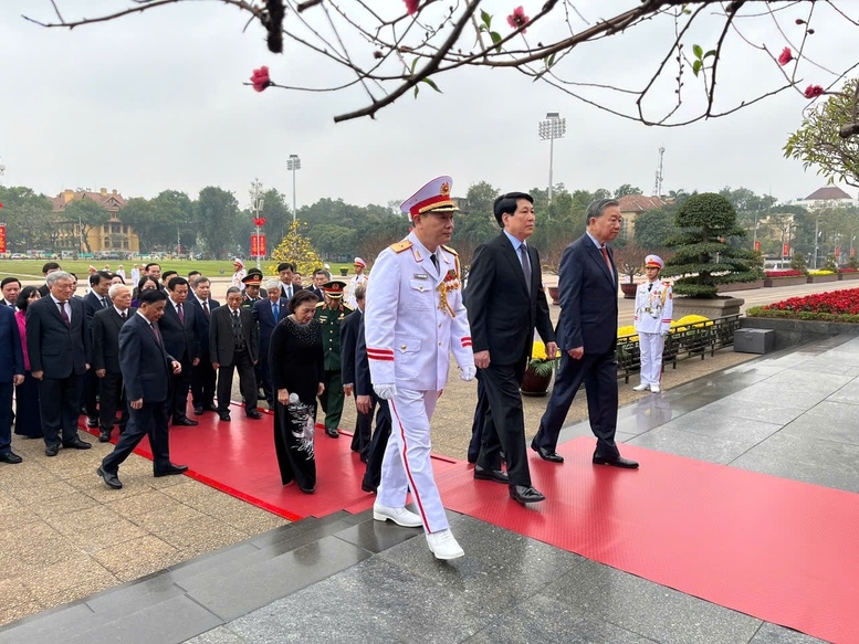 Đoàn đại biểu lãnh đạo Đảng, Nhà nước vào Lăng viếng Chủ tịch Hồ Chí Minh - Ảnh: VGP/Nguyễn Hoàng