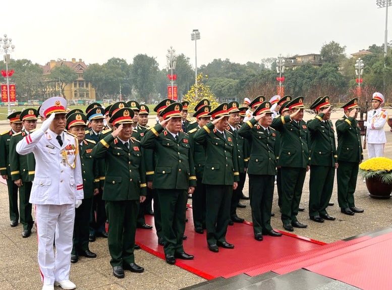 Đoàn đại biểu Quân ủy Trung ương và Bộ Quốc phòng vào Lăng viếng Chủ tịch Hồ Chí Minh - Ảnh: VGP/Nguyễn Hoàng