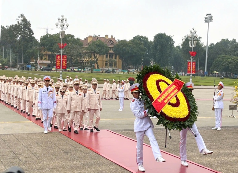 Đoàn đại biểu Đảng ủy Công an Trung ương và Bộ Công an vào Lăng viếng Chủ tịch Hồ Chí Minh - Ảnh: VGP/Nguyễn Hoàng