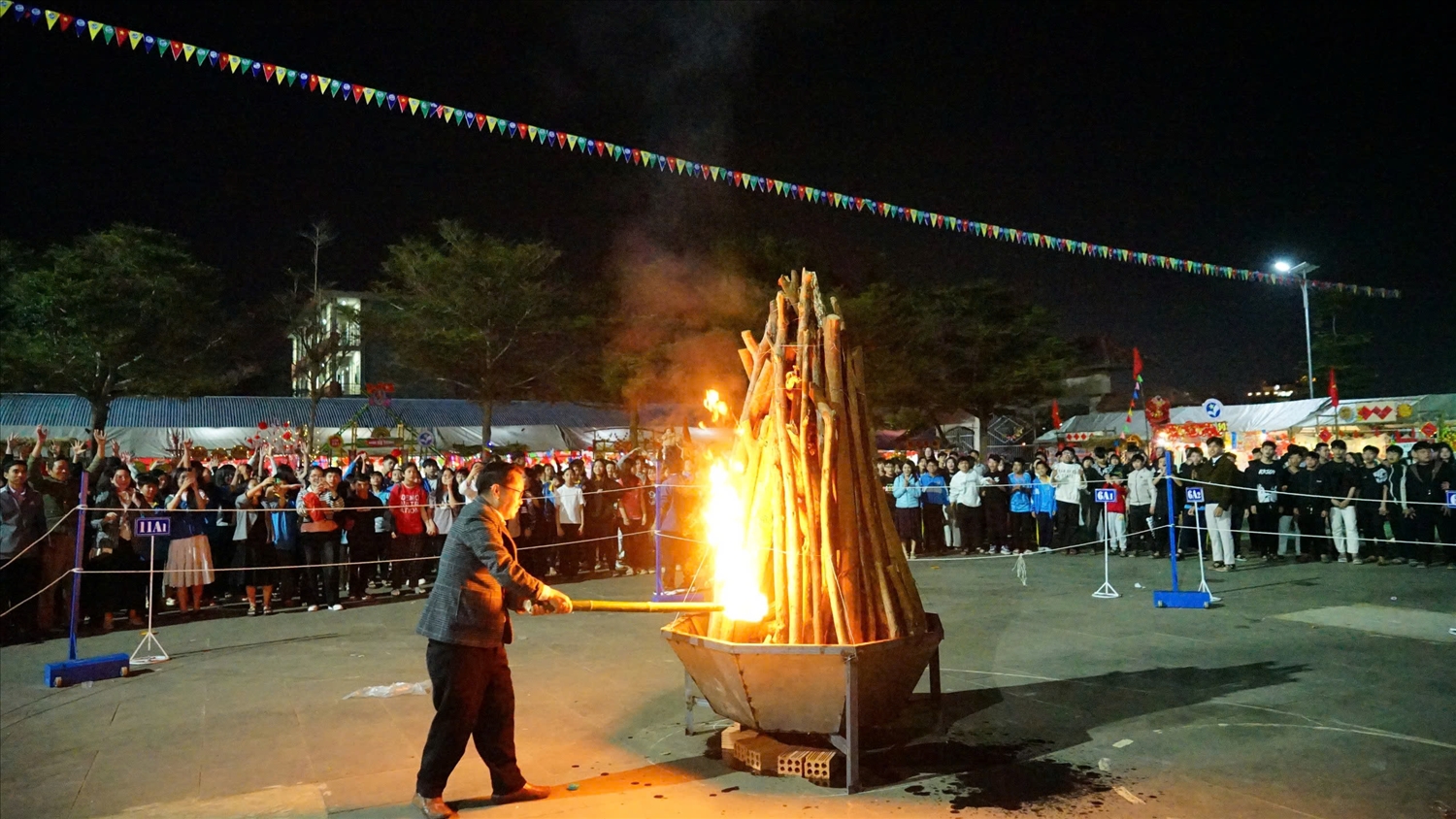 Ngọn lửa trại được thầy Đồng Ánh Dương - Hiệu trưởng Trường Tiểu học, THCS và THPT Sao Việt thắp lên