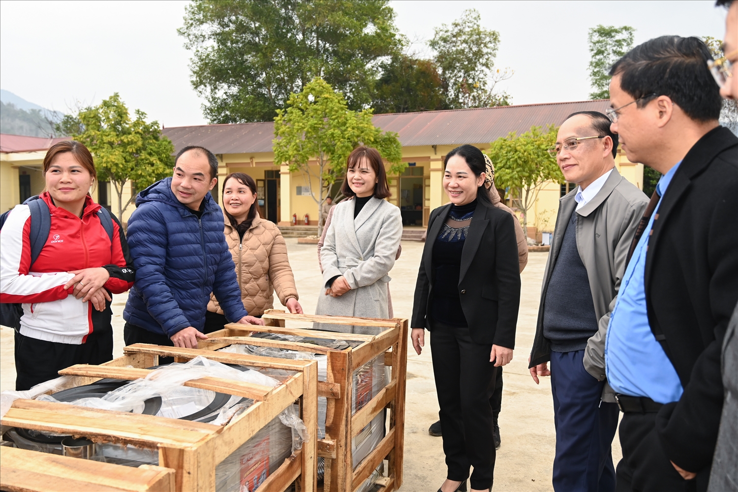 Bếp củi thông minh Thiện Nhân, lần đầu tiên được Công ty A99 sáng chế và sản xuất tại Việt Nam với công dụng đặc biệt: Nấu củi không có khói, thân thiện với môi trường - tận dụng được nguồn nguyên liệu sẵn có bao gồm tất cả các loại gỗ củi