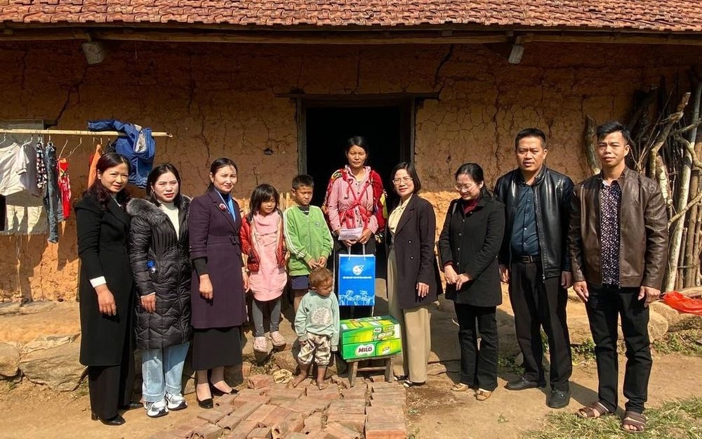 Lãnh đạo Hội LHPN tỉnh Quảng Ninh thăm tặng quà chúc Tết hội viên phụ nữ khó khăn xã Quảng Sơn, huyện Hải Hà