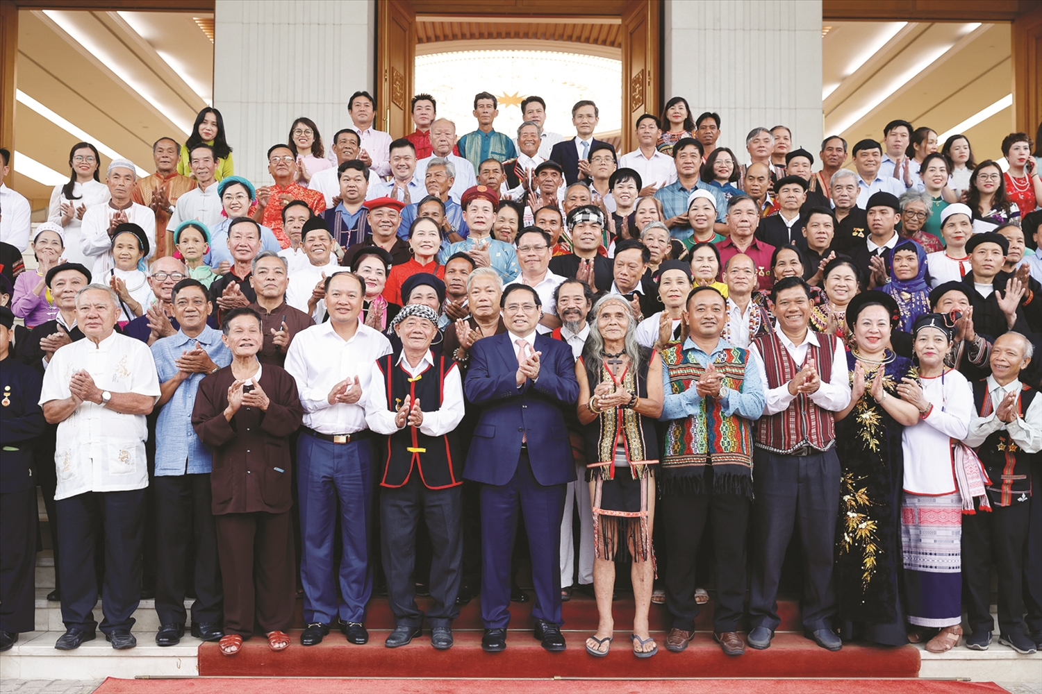 Đảng và Nhà nước luôn quan tâm tới đội ngũ Người có uy tín trong đồng bào DTTS. Trong ảnh: Thủ tướng Chính phủ Phạm Minh Chính chụp ảnh lưu niệm cùng đoàn đại biểu các già làng, trưởng bản, nghệ nhân, Người có uy tín nhân Ngày Văn hóa các dân tộc Việt Nam (19/4/2024). Ảnh: TL