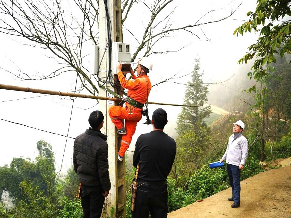 Công nhân Điện lực Sa Pa đấu dây sau công tơ điện cho khách hàng thôn Lếch Mông, xã Thanh Bình. (Ảnh Công ty Điện lực Lào Cai cung cấp)