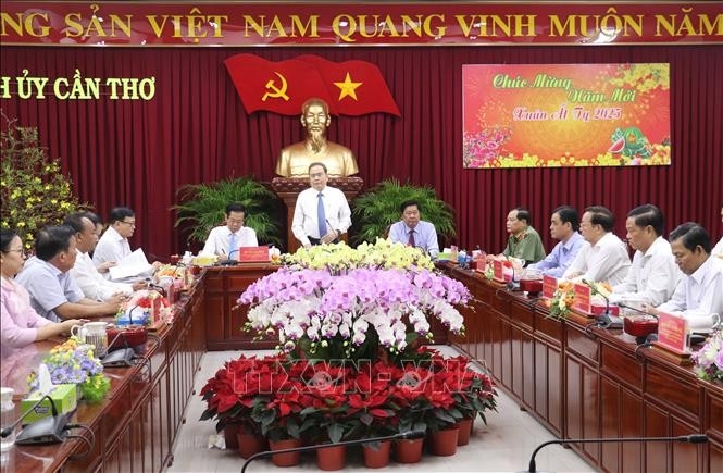 Chủ tịch Quốc hội Trần Thanh Mẫn thăm, chúc Tết Ban Thường vụ Thành ủy Cần Thơ.