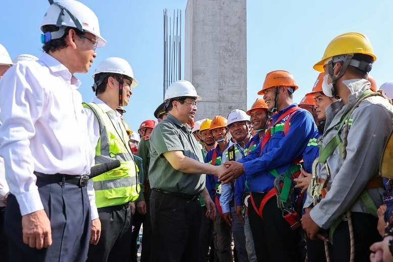 Ngày 12/02/2024 (tức mùng 3 Tết Giáp Thìn), Thủ tướng Chính phủ Phạm Minh Chính đã đi kiểm tra, động viên người lao động làm việc xuyên Tết tại công trình trọng điểm dự án nhà Ga hành khách T3 Tân Sơn Nhất. Ảnh: VGP/Nhật Bắc