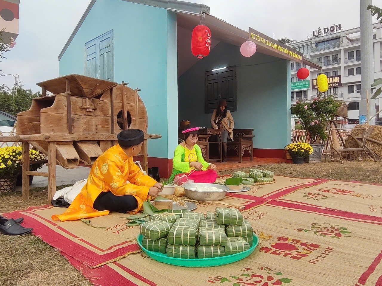 Gói bánh chưng truyền thống đậm đà nét tết xưa