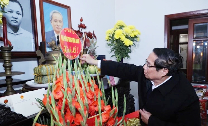 Thủ tướng Chính phủ Phạm Minh Chính dâng hương tưởng nhớ cố Thủ tướng Phạm Văn Đồng. (Ảnh: TRẦN HẢI)