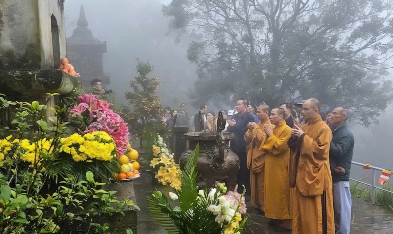 Tăng ni Phật tử về hành hương trong ngày khai hội Xuân Ngọa Vân