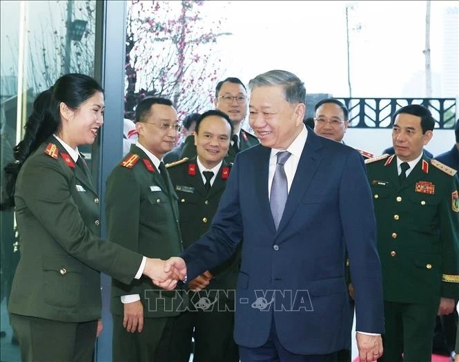 Tổng Bí thư Tô Lâm đến thăm, kiểm tra công tác ứng trực và chúc Tết tại Cục An ninh mạng và phòng, chống tội phạm sử dụng công nghệ cao. (Ảnh: Thống Nhất/TTXVN)