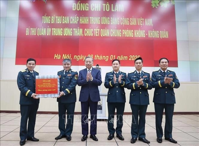 Tổng Bí thư Tô Lâm tặng quà Tết cho cán bộ, chiến sĩ Quân chủng Phòng không - Không quân (Bộ Quốc phòng). (Ảnh: Thống Nhất/TTXVN)