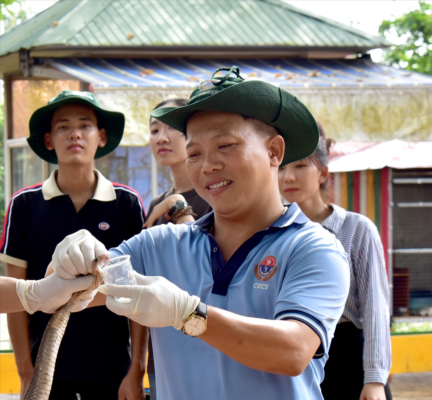  Kỹ thuật viên của Trại rắn Đồng Tâm là quân nhân chuyên nghiệp