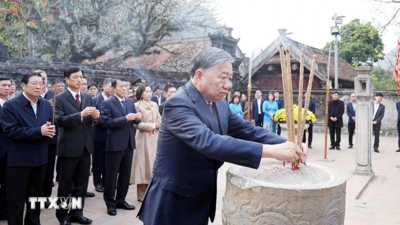 Tổng Bí thư Tô Lâm và đoàn công tác Trung ương dâng hương tại Đền thờ Vua Đinh Tiên Hoàng. (Ảnh: TTXVN)