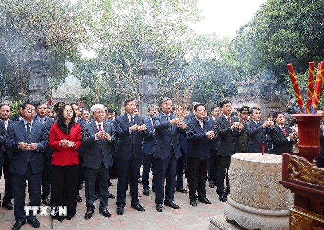 Tổng Bí thư Tô Lâm và đoàn công tác Trung ương dâng hương tại Đền thờ vua Lê Đại Hành. (Ảnh: TTXVN)