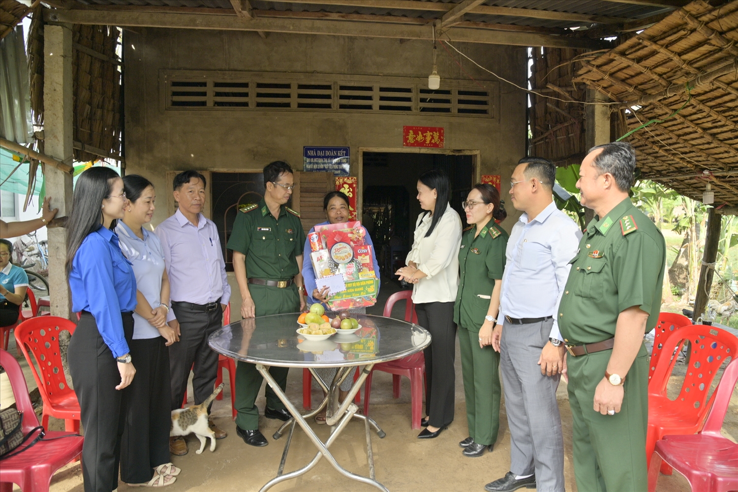 Lãnh đạo BĐBP tỉnh Kiên Giang và đại diện các đơn vị phối hợp đến nhà trao quà cho bà con Nhân dân