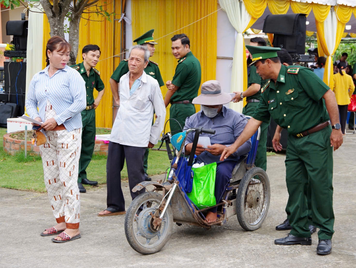 Cán bộ BĐBP tỉnh Trà Vinh ân cần thăm hỏi Nhân dân xã Dân Thành và thị xã Duyên Hải