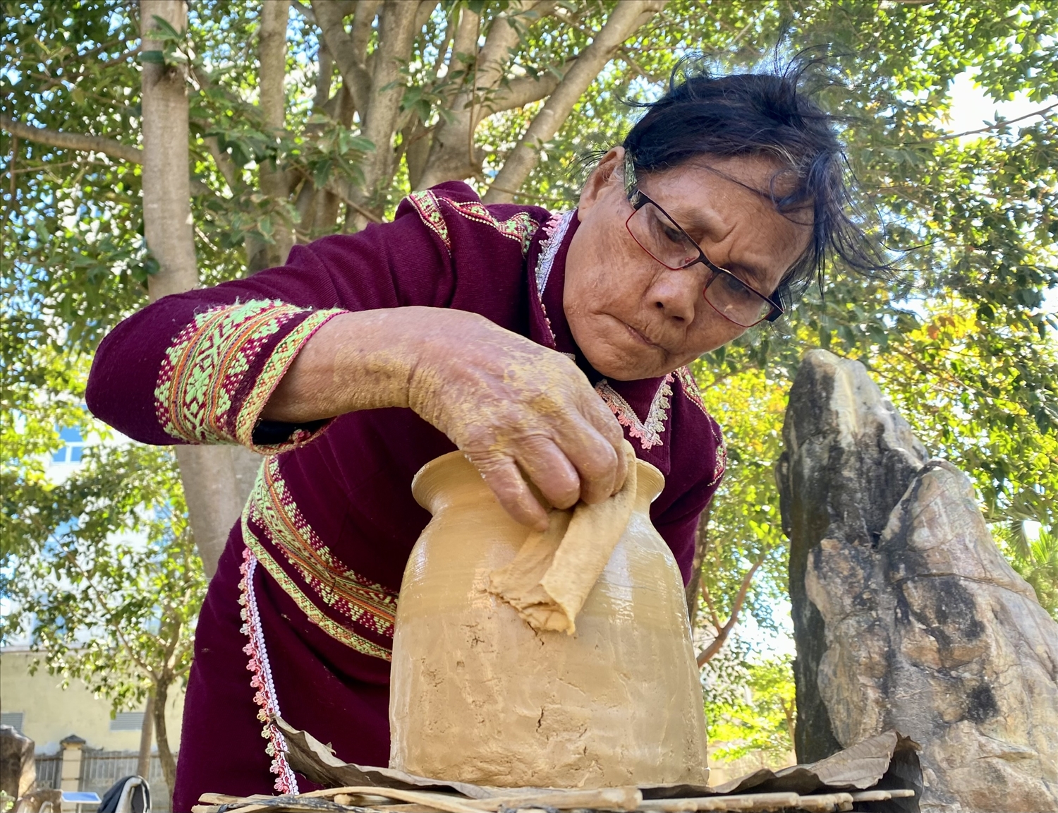 Hiện ở làng Kon Săm Lũ chỉ còn mỗi Nghệ nhân ưu tú Y Ber còn làm nghề gốm truyền thống