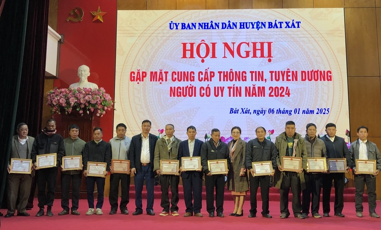 Khen thưởng Người có uy tín tiêu biểu, xuất sắc trong năm 2024