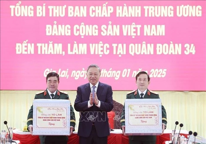 Tổng Bí thư Tô Lâm tặng quà cán bộ, chiến sĩ Quân đoàn 34