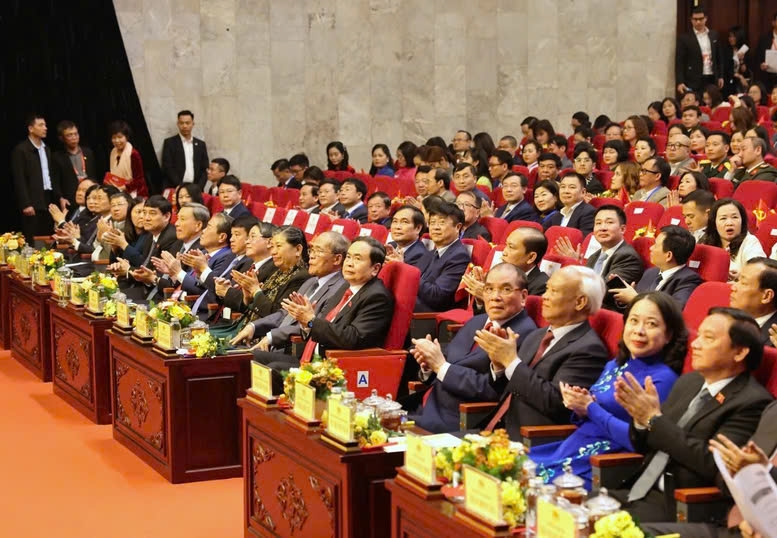 Các đồng chí lãnh đạo, nguyên lãnh đạo Đảng và Nhà nước; lãnh đạo một số bộ, ngành Trung ương và địa phương tham dự Lễ trao Giải