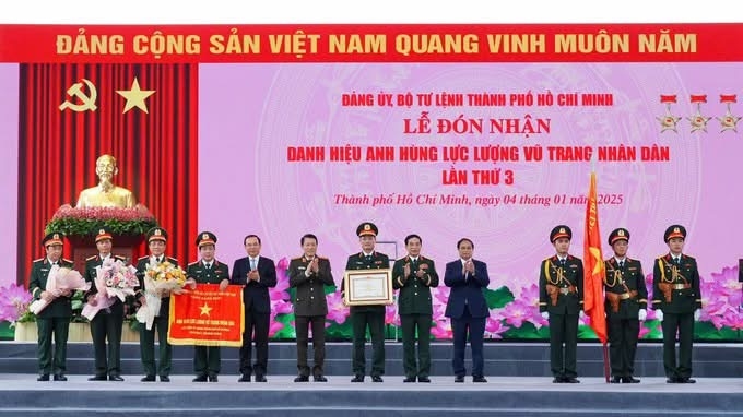 (Tin) Lực lượng vũ trang nhân dân TPHCM lần thứ ba đón nhận danh hiệu Anh Hùng