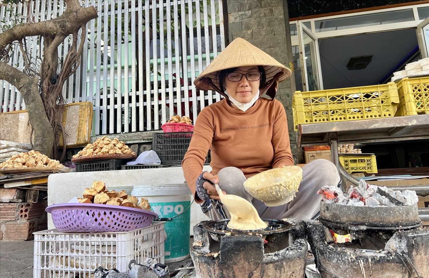 Chị Đào có bí quyết làm bánh thuẫn thơm ngon, hấp dẫn, được nhiều khách hàng gần xa chọn mua