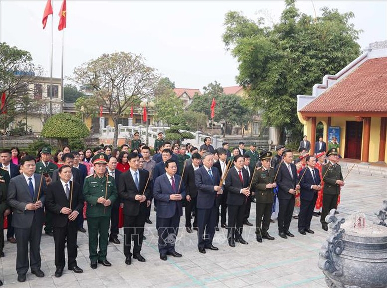 Tổng Bí thư dâng hương tại Nhà tưởng niệm Trung tướng Nguyễn Bình - Ảnh: TTXVN