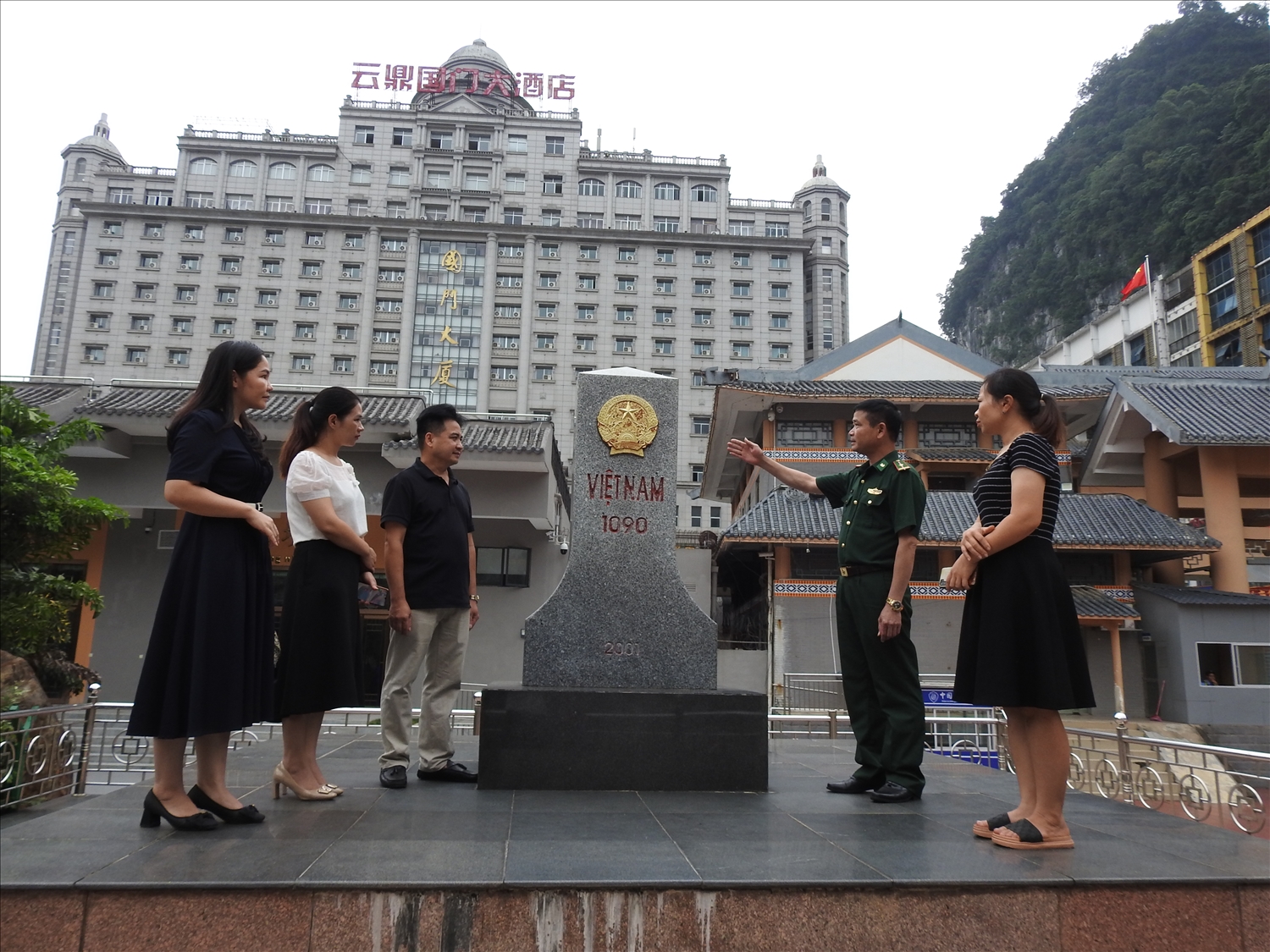 Đến với huyện Văn Lãng, du khách không chỉ được trải nghiệm nền văn hóa phong phú đậm sắc màu dân tộc mà còn được thăm quan Khu kinh tế cửa Khẩu thương mại Tân Thanh 