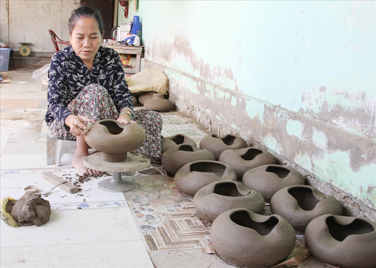 Nghệ nhân Đàng Thị Trình chế tác chậu trồng hoa mẫu mã theo yêu cầu của khách hàng.