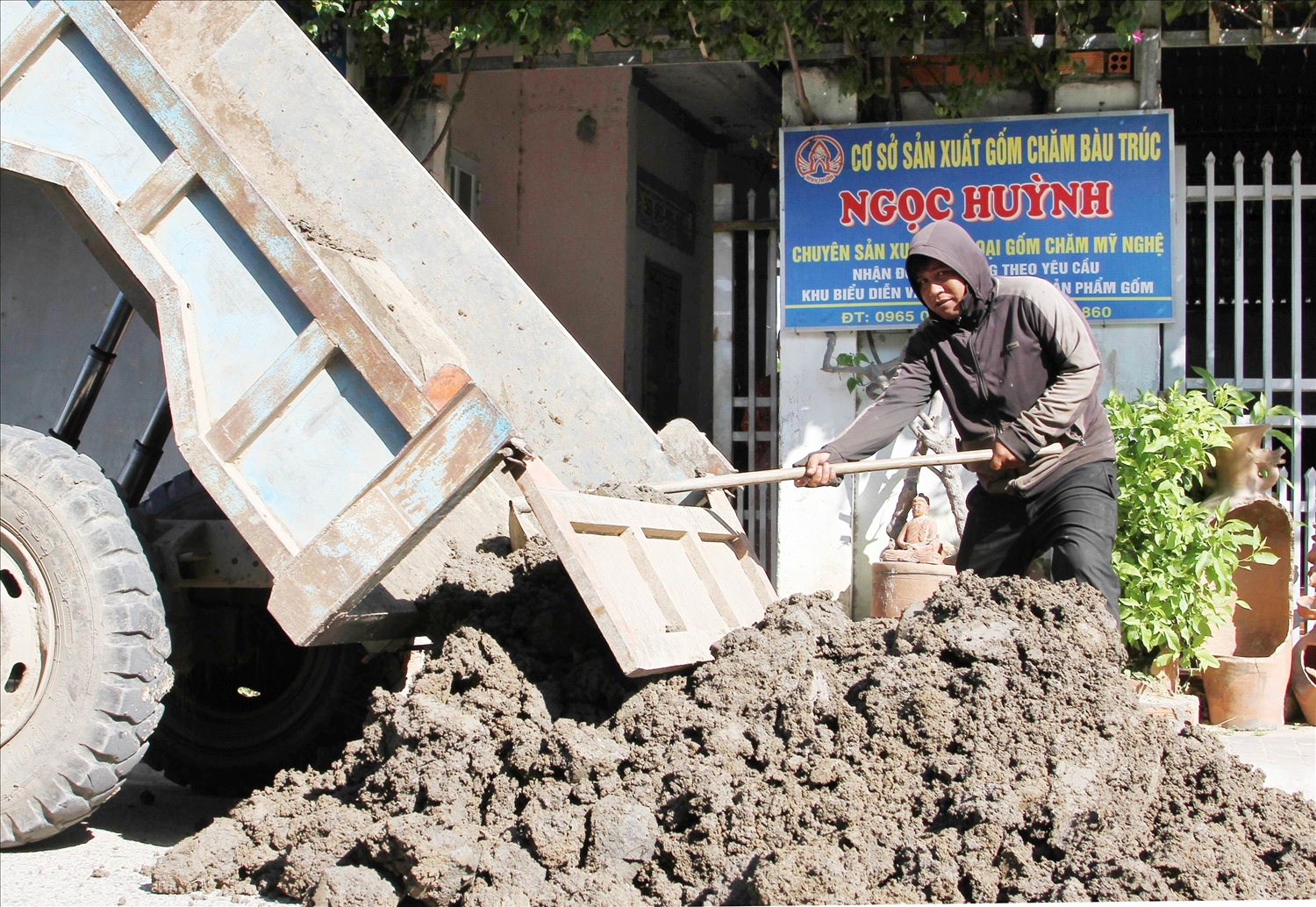 Anh Đàng Năng Phước chở đất sét cung cấp nguyên liệu cho cơ sở gốm Ngọc Huỳnh ở làng Bàu Trúc. 