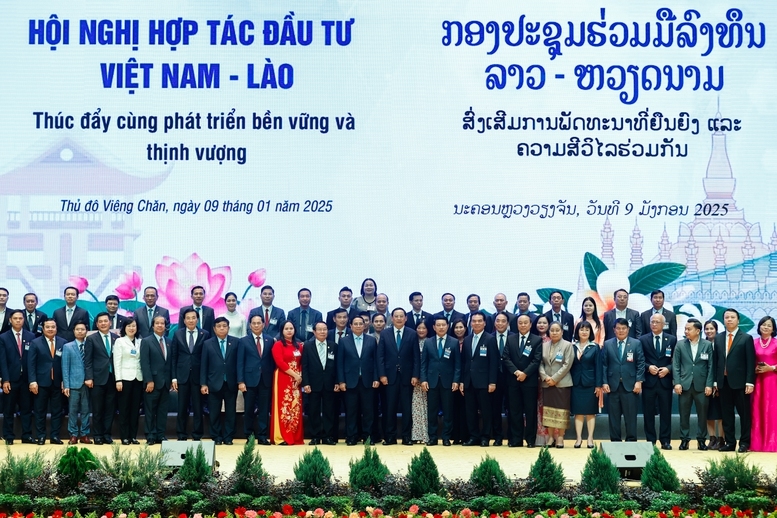 Thủ tướng Phạm Minh Chính và Thủ tướng Lào Sonexay Siphandone và các doanh nghiệp hai nước dự Hội nghị Hợp tác đầu tư Việt Nam – Lào năm 2025 - Ảnh: VGP/Nhật Bắc