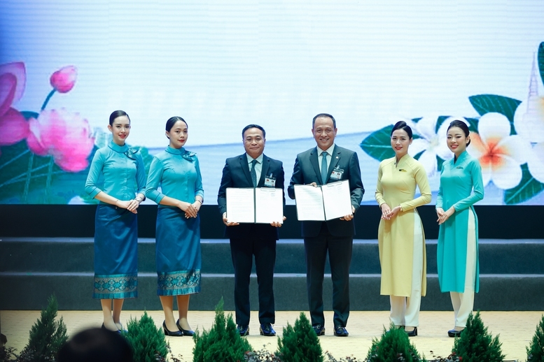 Vietnam Airlines và Lao Airlines trao biên bản ghi nhớ về việc tăng cường và mở rộng quan hệ hợp tác song phương - Ảnh: VGP/Nhật Bắc