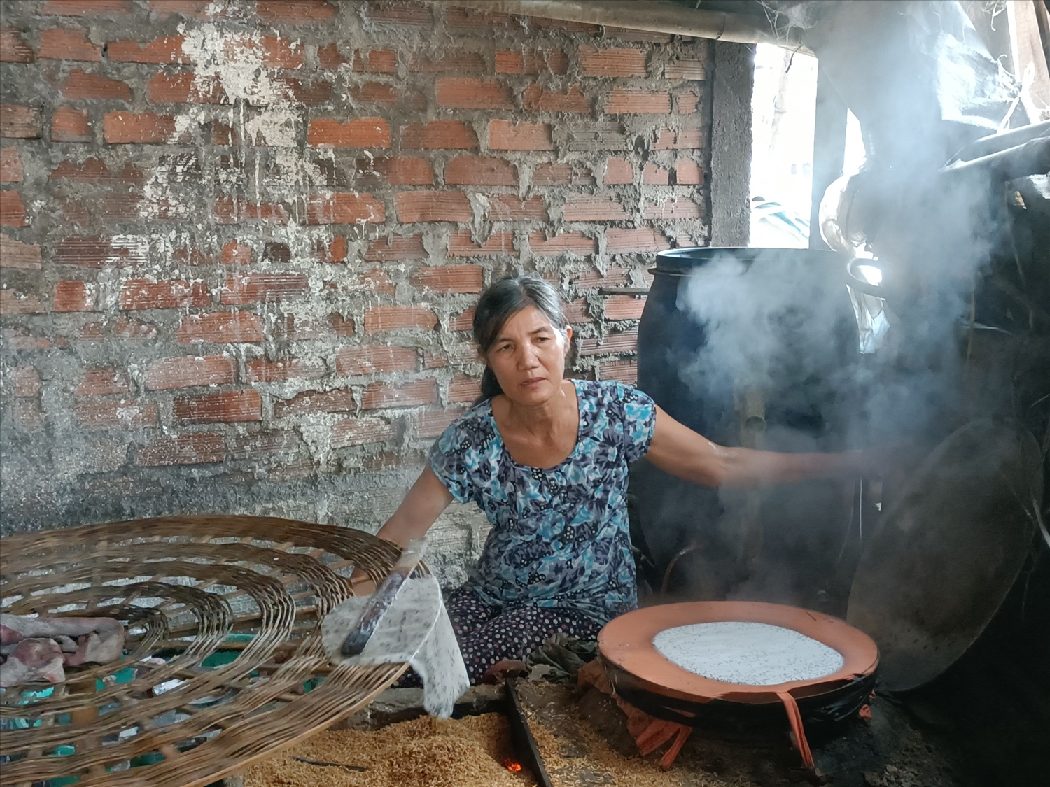 Những ngày này, các làng nghề bánh tráng luôn đỏ lửa