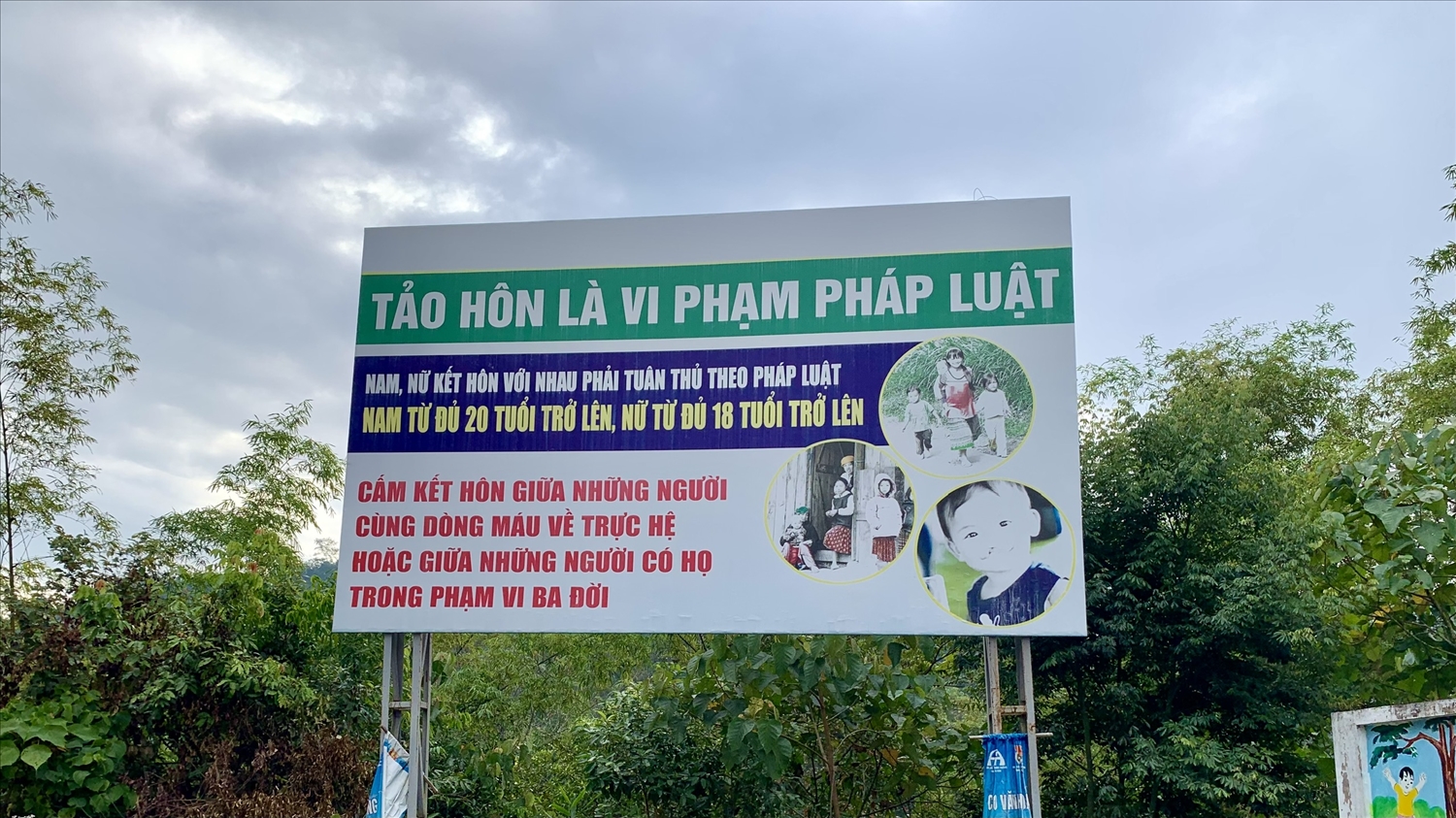 Pa nô, áp phích tuyên truyền, PBGDPL được huyện Văn Lãng bố trí tại nơi có đông người qua lại, cổng các trường học nên có hiệu quả tuyên truyền rất cao