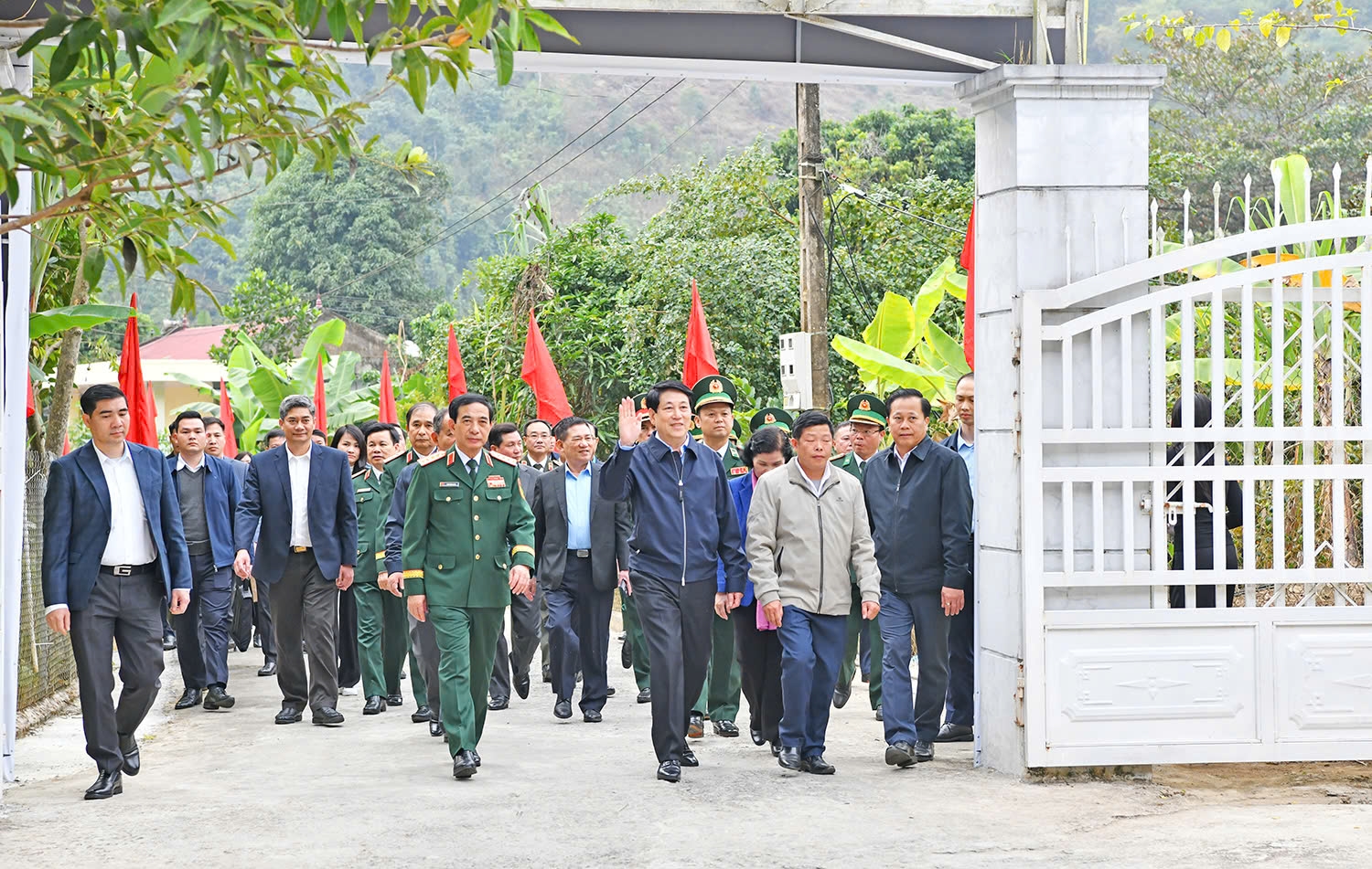 Chủ tịch nước Lương Cường cùng lãnh đạo Đảng, Nhà nước thăm Nhân dân các dân tộc xã Pa Tần