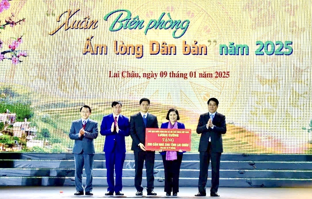 Chủ tịch nước Lương Cường trao tặng tỉnh Lai Châu 200 căn nhà