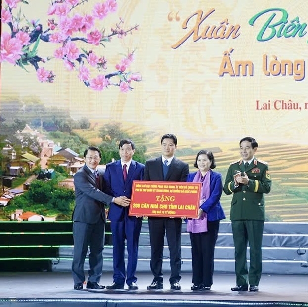 Đại tướng Phan Văn Giang, Uỷ viên Bộ Chính trị, Bộ trưởng Bộ Quốc phòng trao tặng 200 căn nhà “Mái ấm biên cương” trị giá 10 tỷ đồng tặng đồng bào các dân tộc khu vực biên giới tỉnh Lai Châu