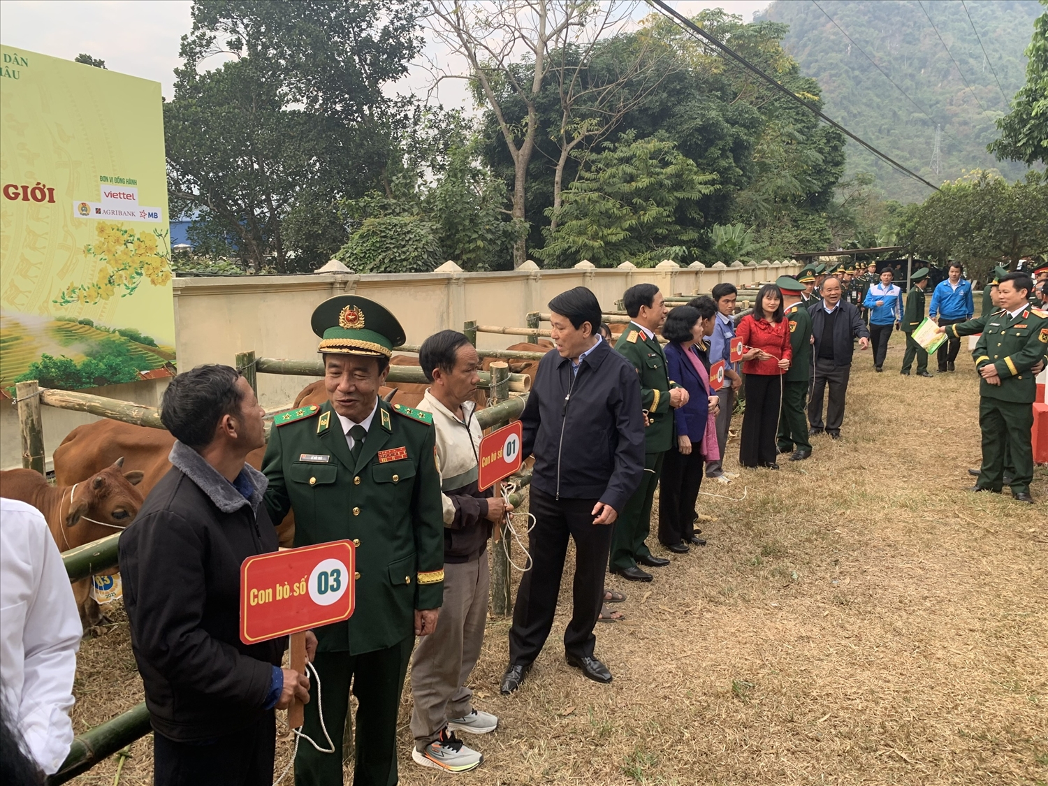 Lãnh đạo Đảng, Nhà nước trao tặng bò giống cho các hộ nghèo