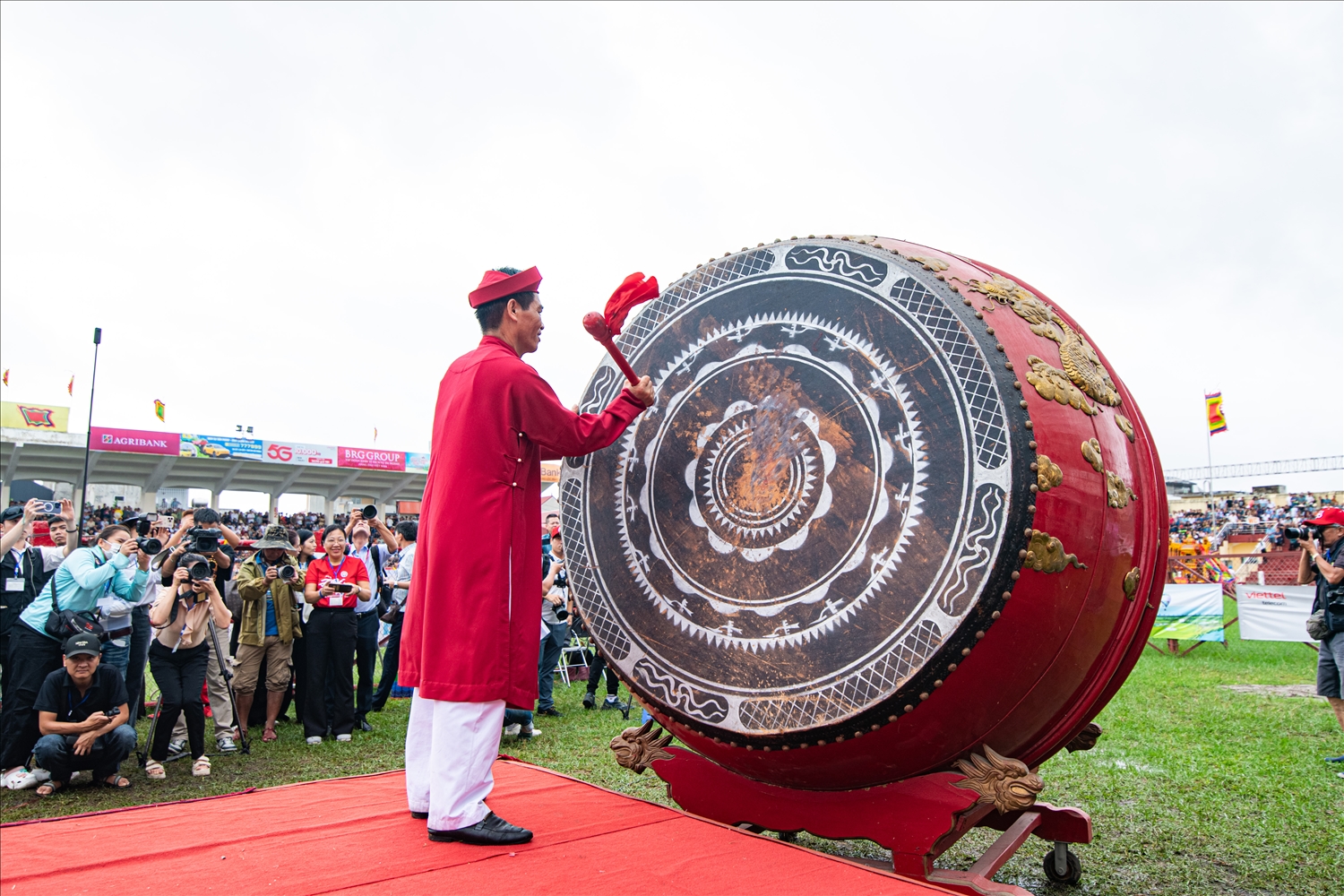 Đánh trống mở hội