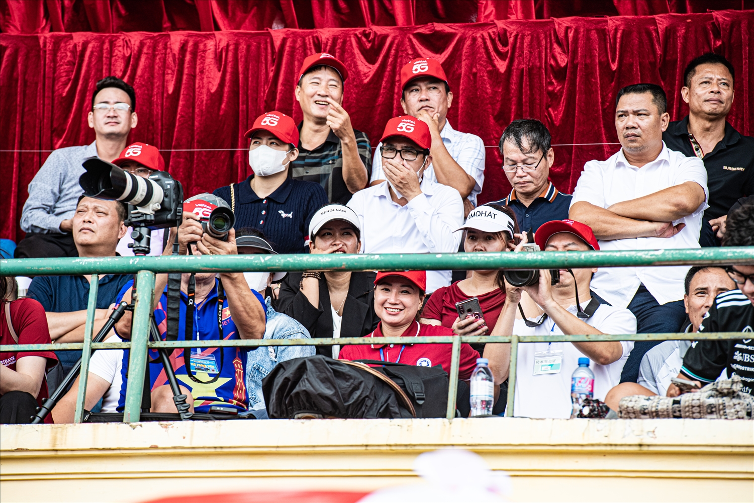 Khán giả thích thú khi được quan sát các nghi thức của lễ hội cùng các màn tranh tài của các ""ông trâu"